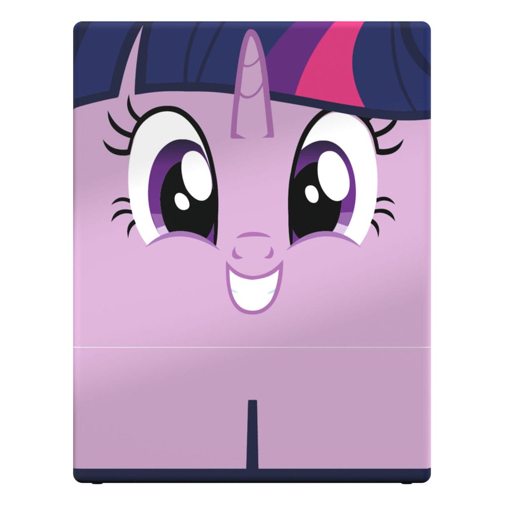Squaroe Twilight Sparkle en situation, avec des cartes Magic ou Pokémon