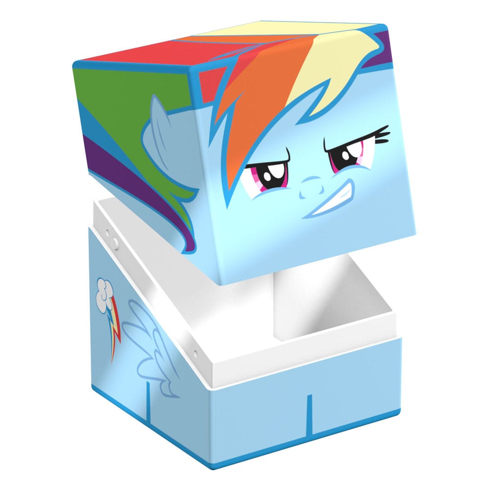 Squaroe Rainbow Dash en situation de jeu, à côté d'un deck