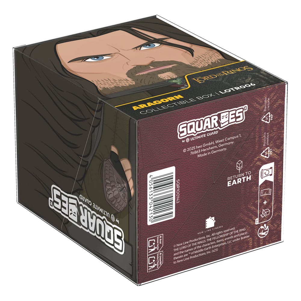 Boîte Squaroes Aragorn à côté d'autres accessoires de jeux de cartes