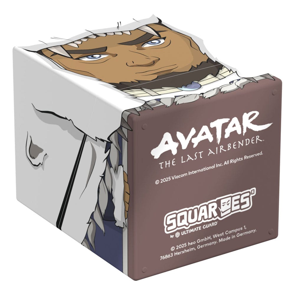 Squaroes Avatar Kuruk AV013 posé à côté d'autres accessoires de jeux de cartes