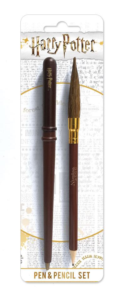 Set de papeterie Harry Potter 2 pièces avec un stylo en forme de baguette magique et un crayon en forme de balai volant, présenté dans un emballage blister.