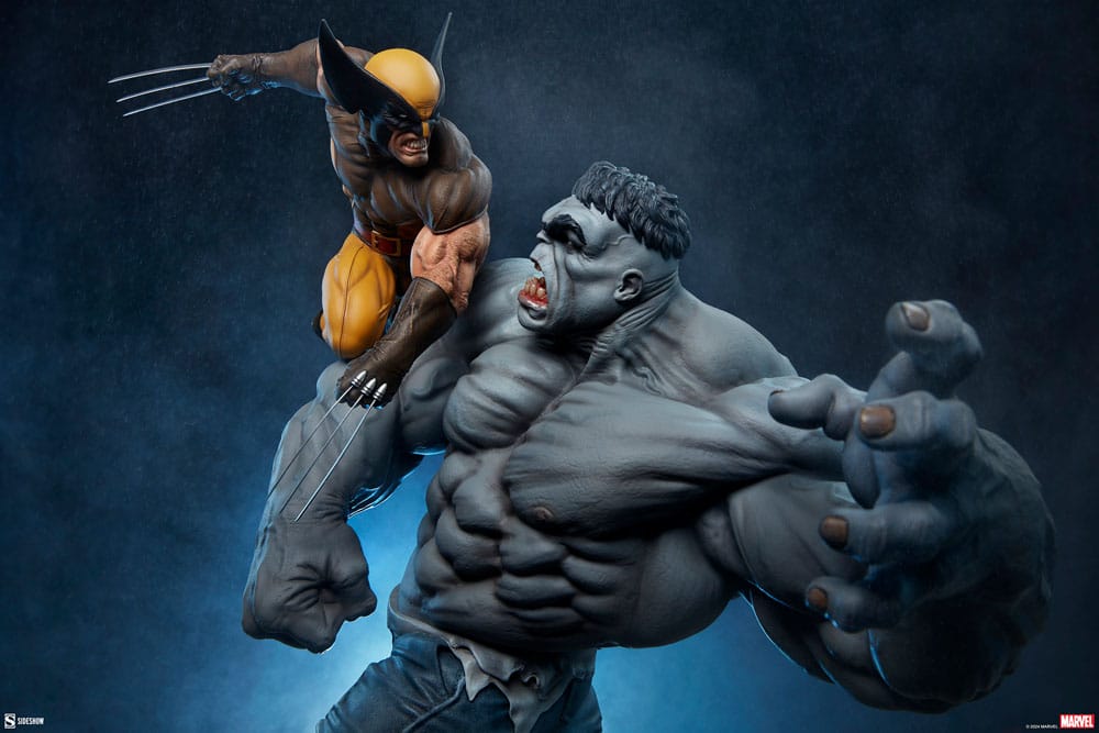 Vue latérale de l'affrontement entre Hulk gris et Wolverine, statuette 58cm