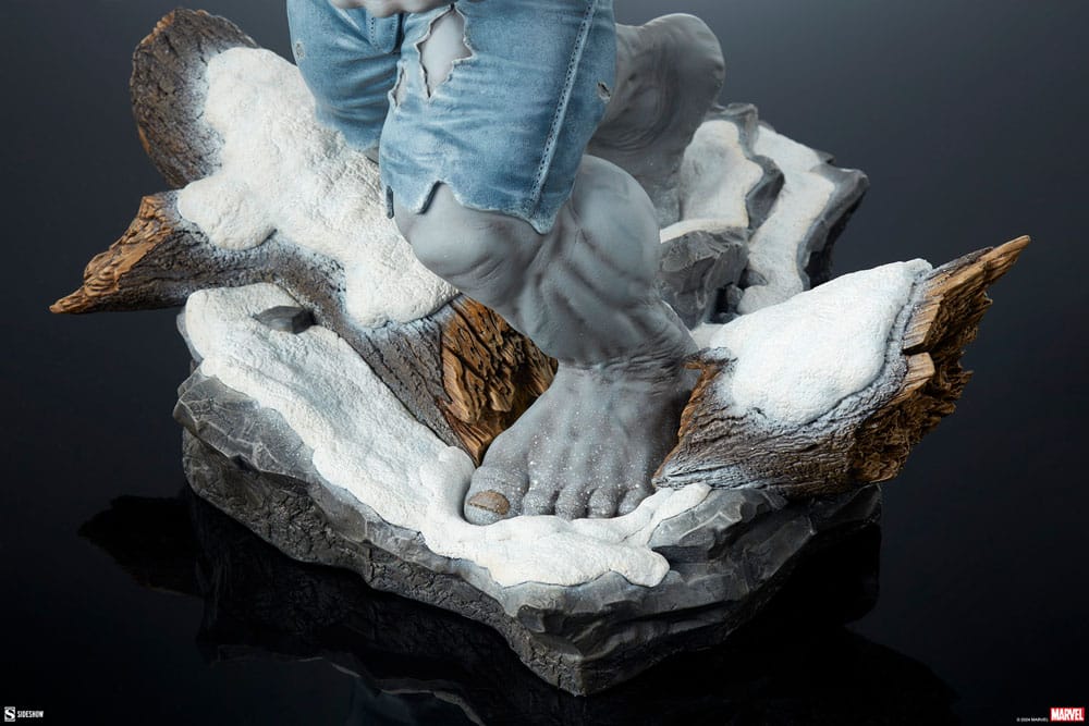 Statuette Marvel Grey Hulk vs Wolverine, perspective basse