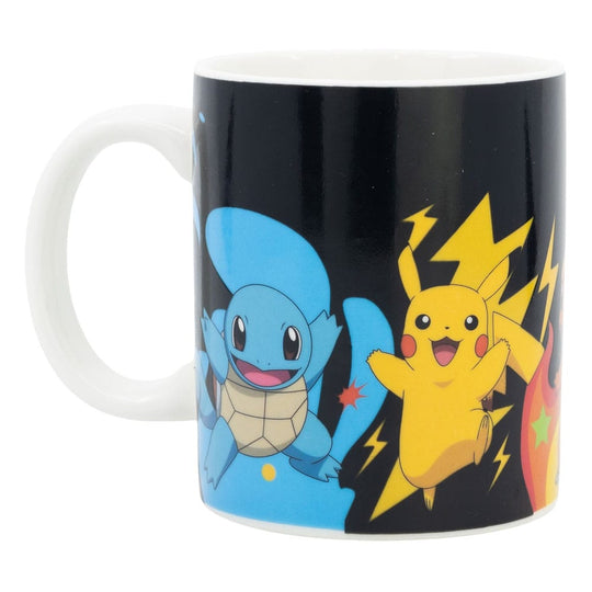 Mug Pokémon Pokéverse Stor avec liquide chaud, le décor se transformant pour révéler des Pokémon et des paysages colorés.