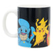Mug Pokémon Pokéverse Stor avec liquide chaud, le décor se transformant pour révéler des Pokémon et des paysages colorés.