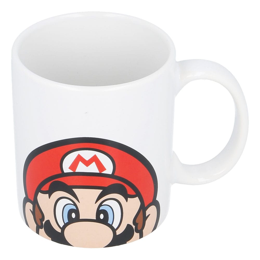Mug Super Mario officiel Stor posé sur une table, rempli d'une boisson