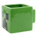 Mug Minecraft 3D Creeper Face tenu en main pour montrer la taille