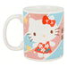 Mug Hello Kitty Robe Rouge Sanrio, vue arrière ou de profil montrant le logo Stor