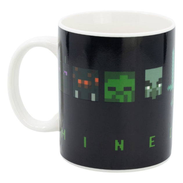 Mug Minecraft Stor avec le motif 'Squared Pattern' révélé par une boisson chaude.