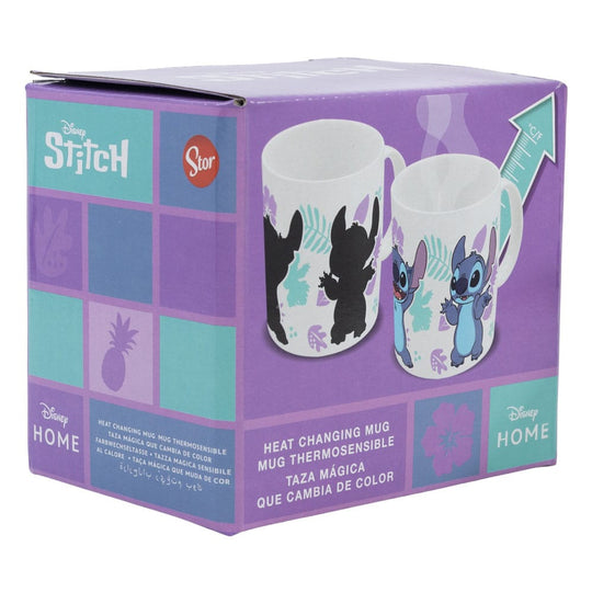Gros plan sur le décor thermique de Stitch sur le mug Lilo & Stitch