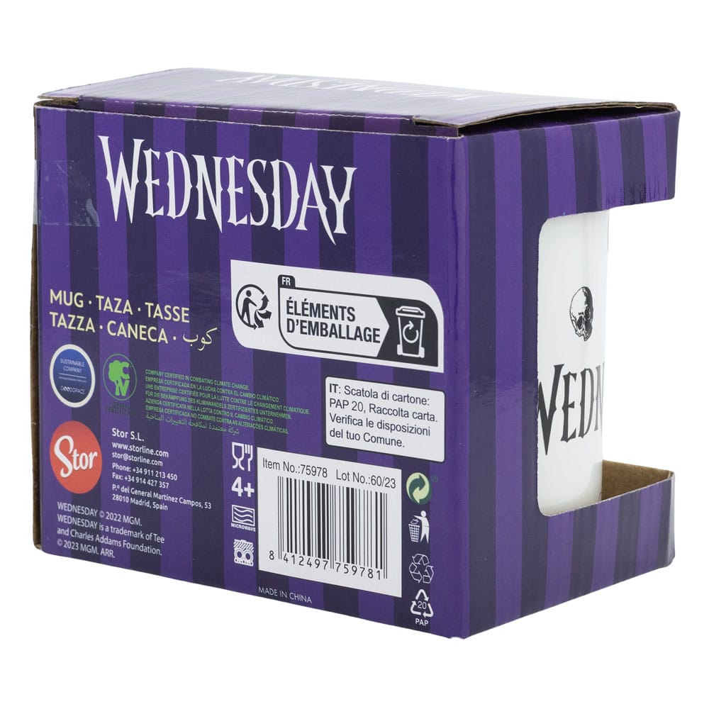 Mug Wednesday Nevermore 325 ml présenté dans un contexte d'utilisation