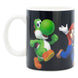 Mug Super Mario thermique rempli de liquide chaud, révélant le décor transformé avec les personnages.