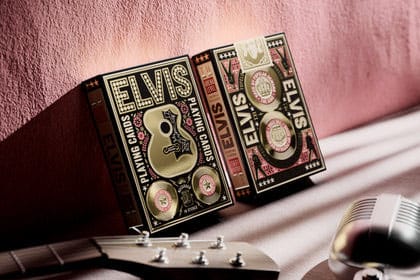 Jeu de cartes Elvis Theory11 à côté d'une figurine Elvis
