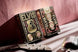 Jeu de cartes Elvis Theory11 à côté d'une figurine Elvis