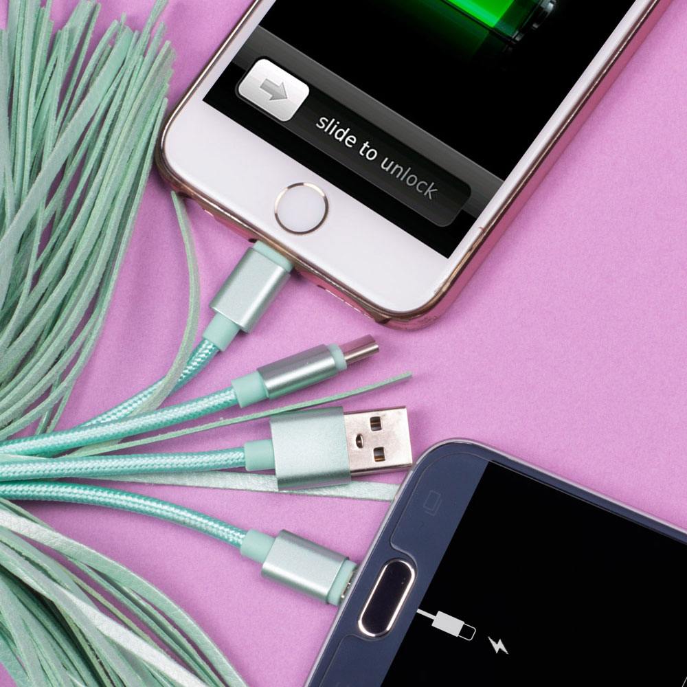 Câble Pusheen enroulé avec le porte-clés, montrant sa compacité