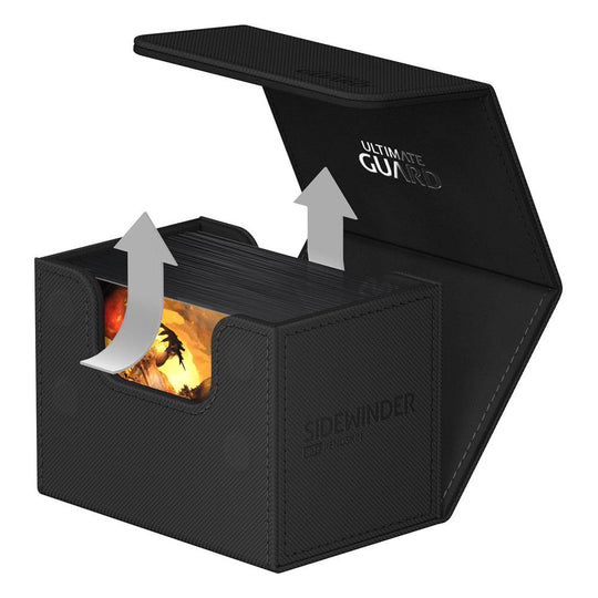 La boîte de deck Sidewinder 80+ XenoSkin Noir posée à côté d'autres accessoires Ultimate Guard, illustrant la modularité.