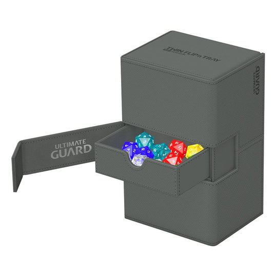 Les tiroirs amovibles de la Twin Flip'n'Tray 160+ Ultimate Guard, avec des cartes et des dés