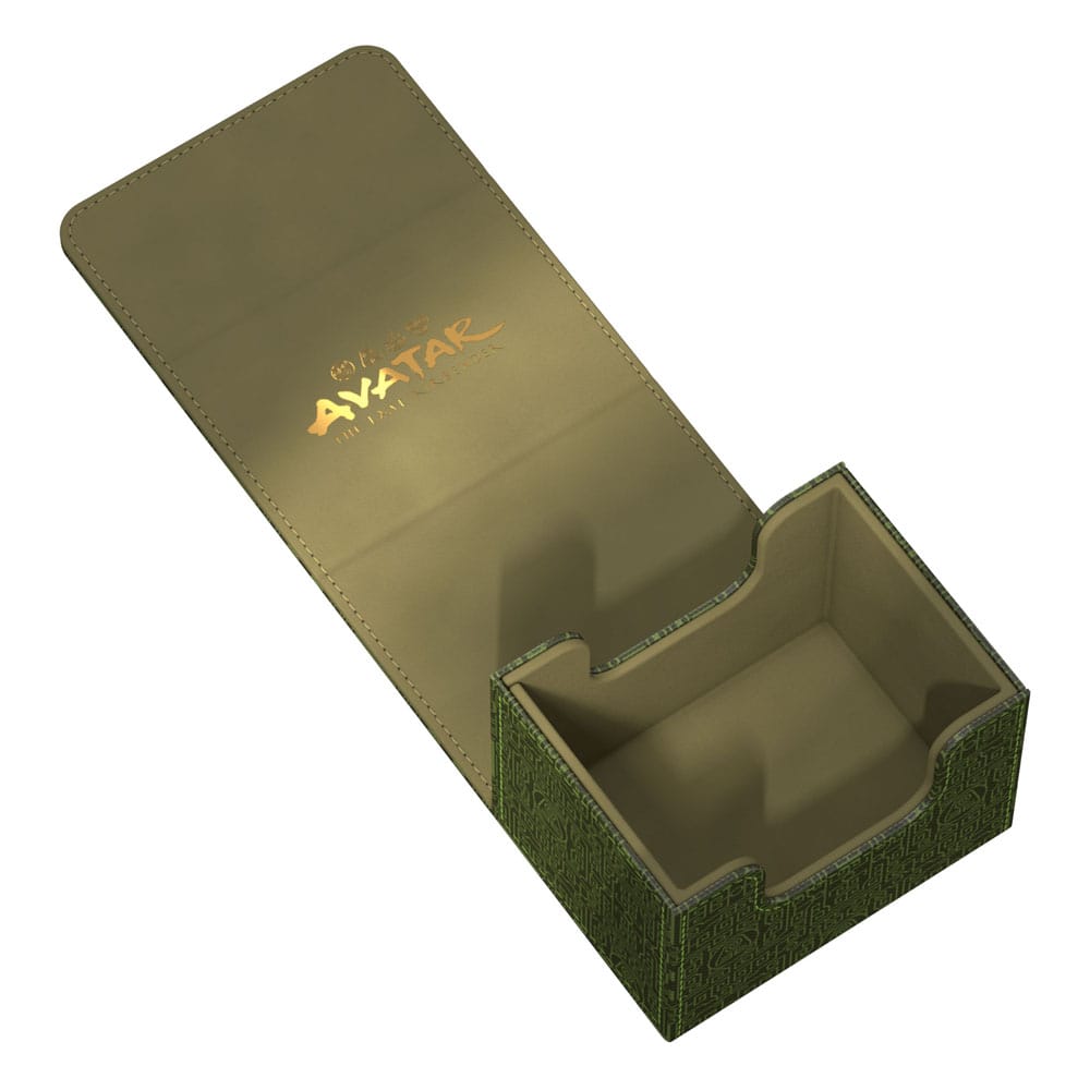 Gros plan sur le logo Ultimate Guard et le design Avatar Green Mana