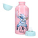 Gourde Lilo & Stitch Really Refreshing 500ml posée sur une table avec des fournitures scolaires.