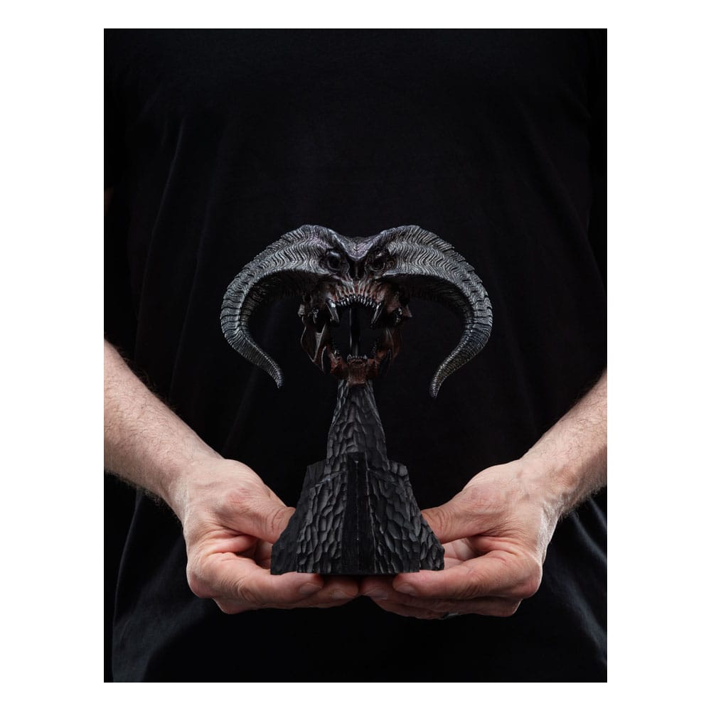 Gros plan sur les détails de la sculpture du crâne de Balrog