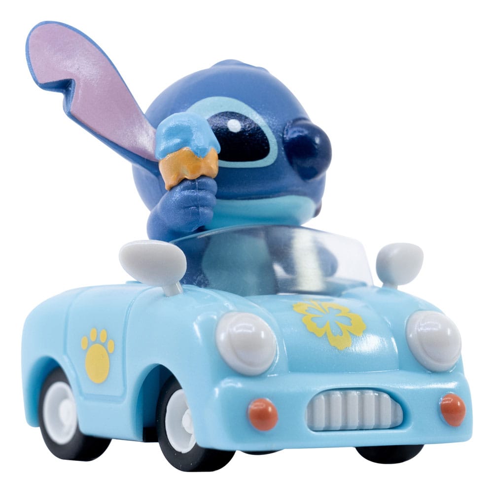 Stitch dans sa voiture de sport rouge avec crème glacée